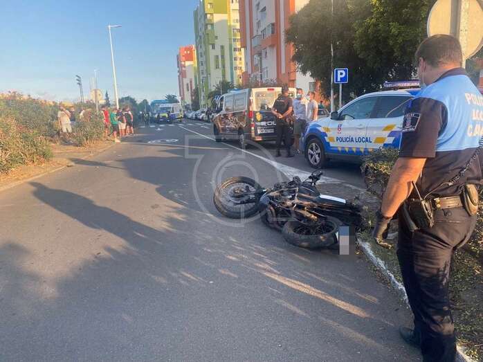 La moto que ocasionó el atropello en el lugar del accidente/TA.